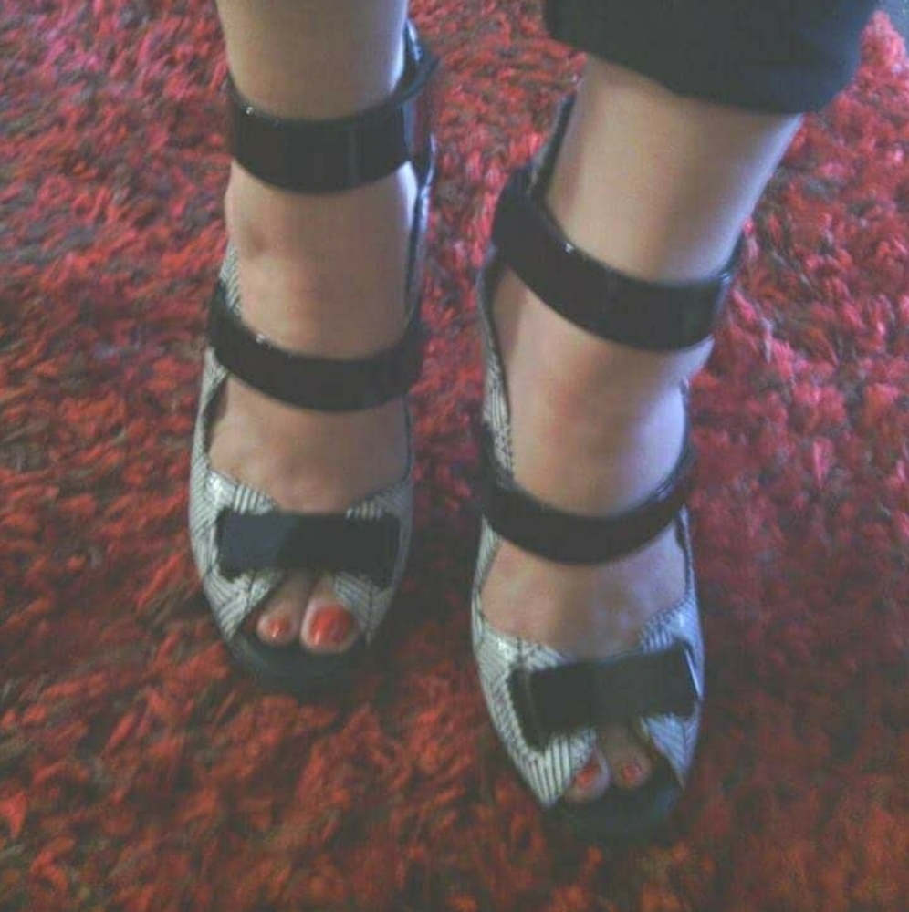 Womans open toe shoes 8 NEW